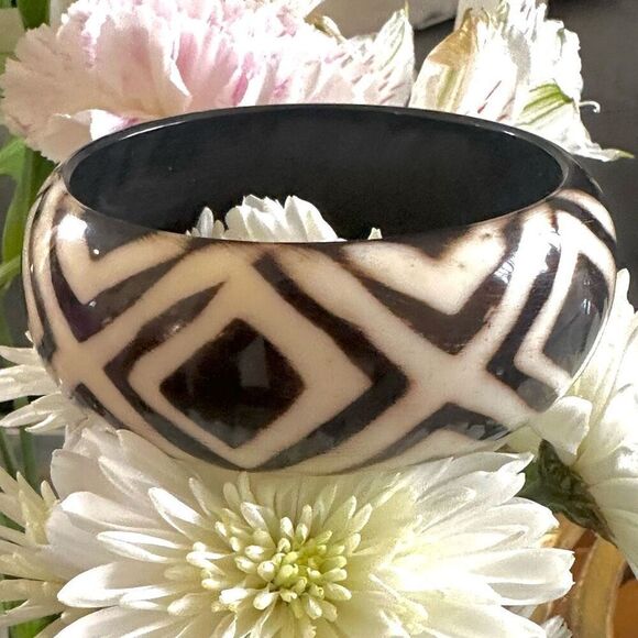 African resin brown and cream patterned  bangle bracelet - Picture 2 of 7